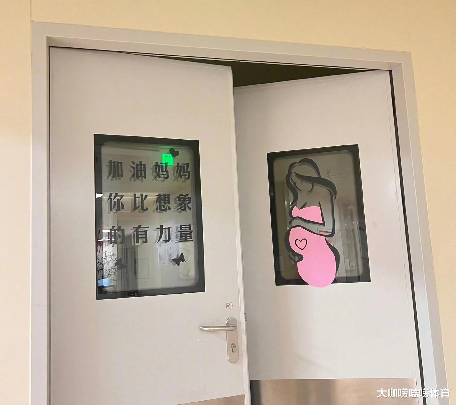 中国33岁世界冠军当爸，晒产房平安照，妻子插氧气，夫妻紧紧相拥