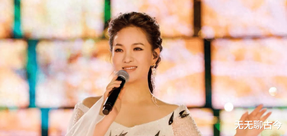 她是首位博士级歌唱家,12次荣登春晚,丈夫的身份更是深藏不露