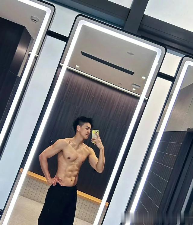 周大为阳光帅气迷人十足哦，小奶狗长相！