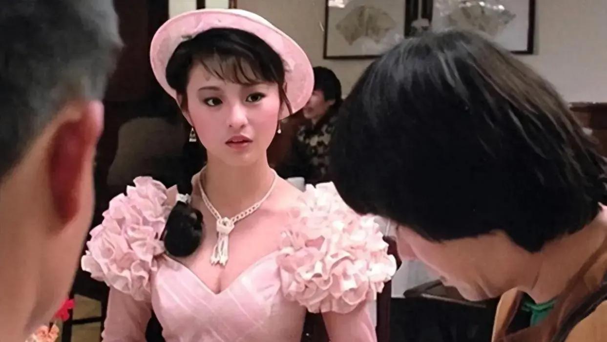 李赛凤：拍《僵尸先生》的时候，导演让我把胸口拉得越低越好