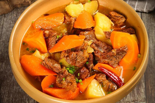 炖牛肉，嚼不烂还塞牙？可别再焯水了，记住这3点，炖出来特软烂