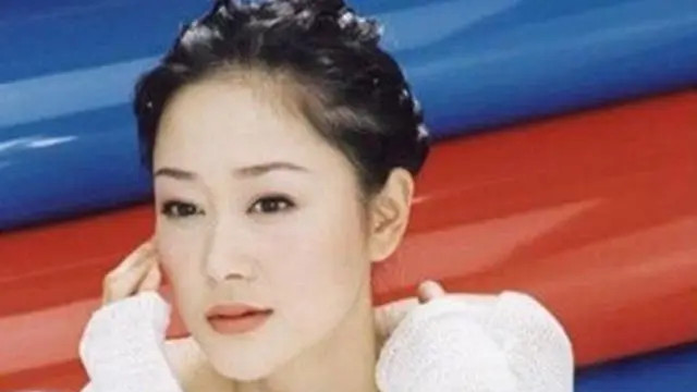 她17岁出道红极一时，婚后却遭闺蜜插足，43岁在家中烧炭自杀