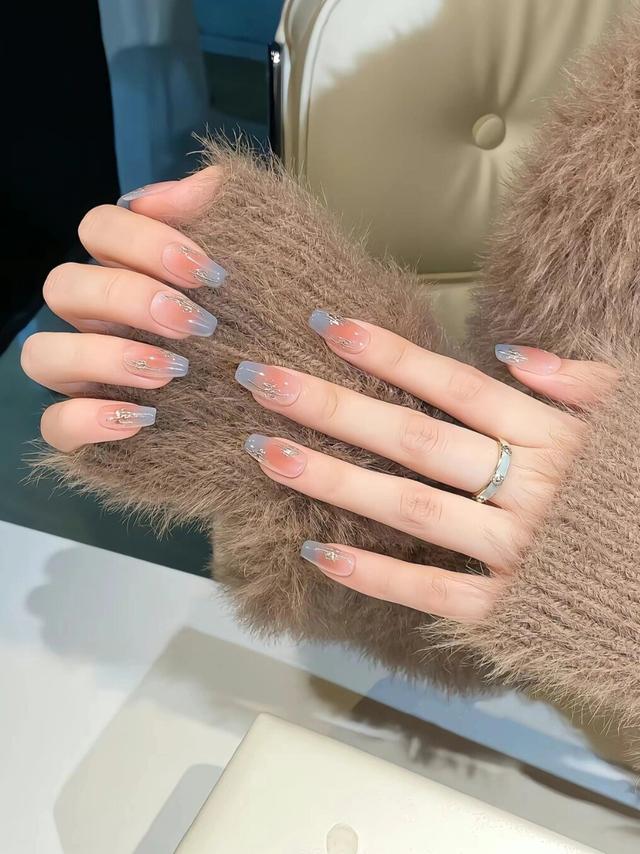 2024年最火美甲色彩：蓝色美甲，让你的指尖如天空般明朗！