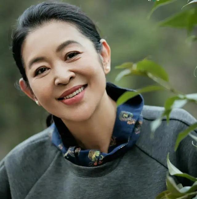 65岁倪萍模样大变疑整容,苹果肌明显两大坨,下巴又尖又长变年轻