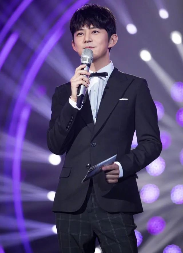 50岁何炅终于公开喜讯,粉丝炸锅欢呼,全网恭喜!