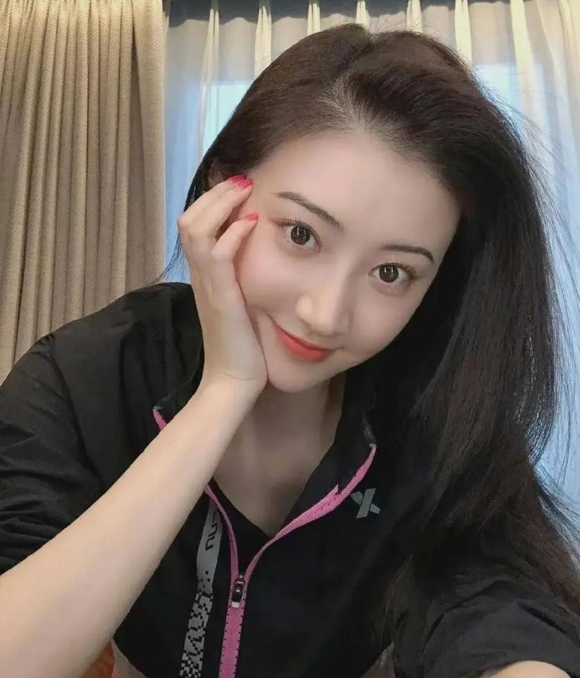 景甜穿瑜伽裤,大户型豪宅健身照曝光,身材匀称好体态