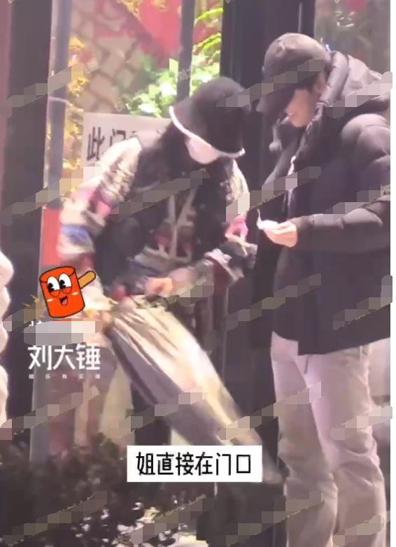 孙怡腾光正同居实锤,两人手牵手举止亲密,孙怡当众穿裤子引热议