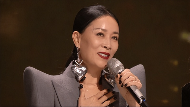 那英躲在泰国不敢回国，疑卖豪宅要出国定居，她已经付出了代价