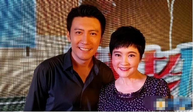 他是最干净的男演员,和妻子姐弟恋,恩爱20年,一家三口其乐融融