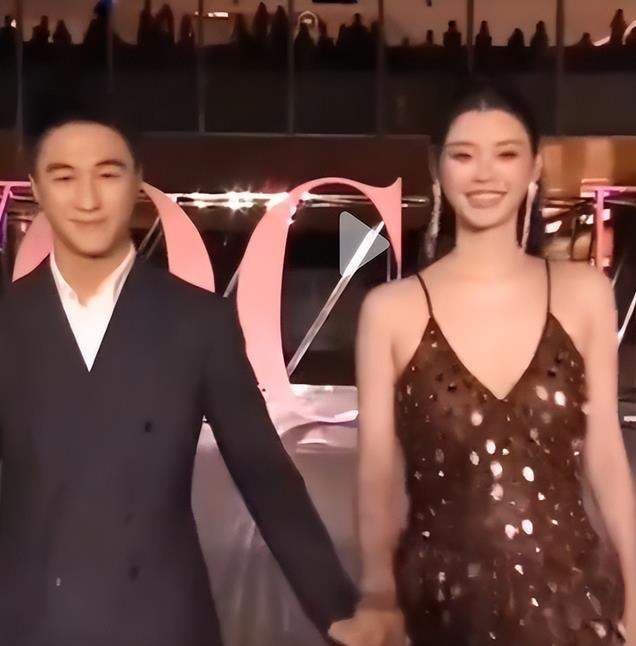 李亚鹏老婆重回模特赛道，带2岁女儿起走秀，夏夏不怯场超级棒