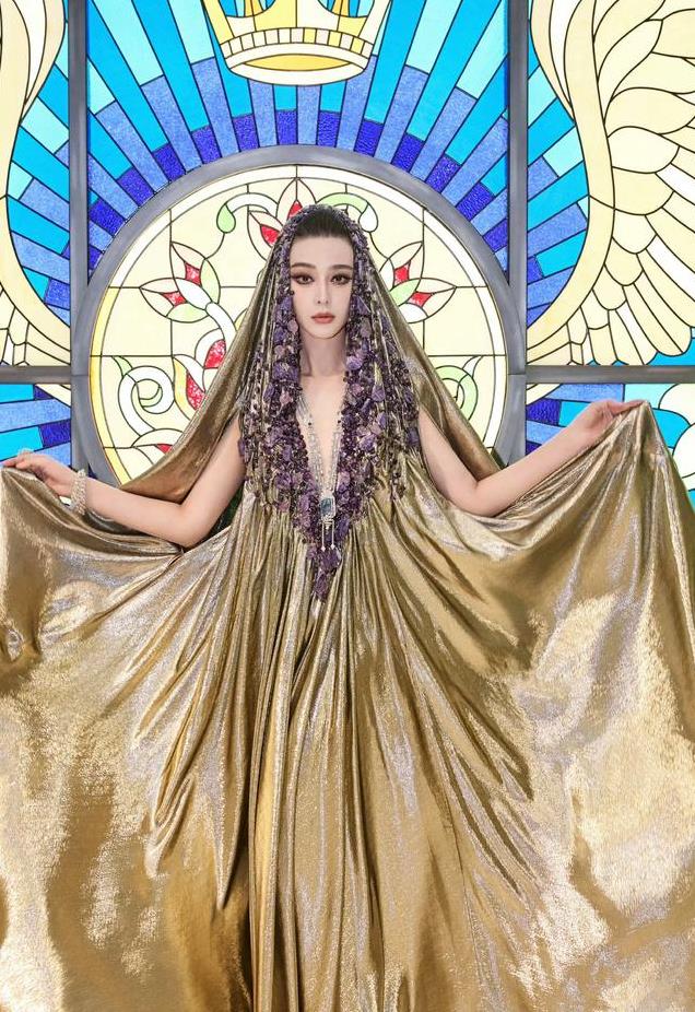 范冰冰和富商跳舞，邮轮扭腰凹造型，游走大佬间，卖力求工作机会