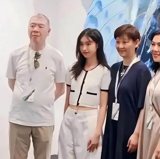 曝知名导演大瓜!徐帆收养多年的女儿朵朵,竟是冯小刚的私生女