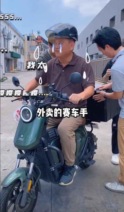 74岁陈百祥街头送外卖,穿T恤戴安全帽老态龙钟,烈日下还要搬水泥