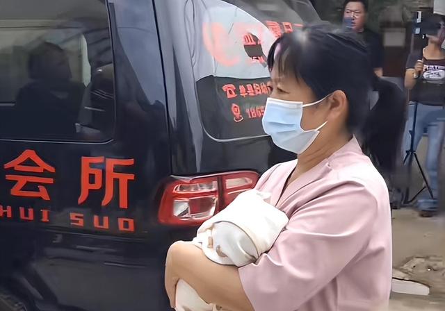 大衣哥孙子满月酒,满场敬酒笑开怀!陈萌身材恢复好,儿子戴黄金