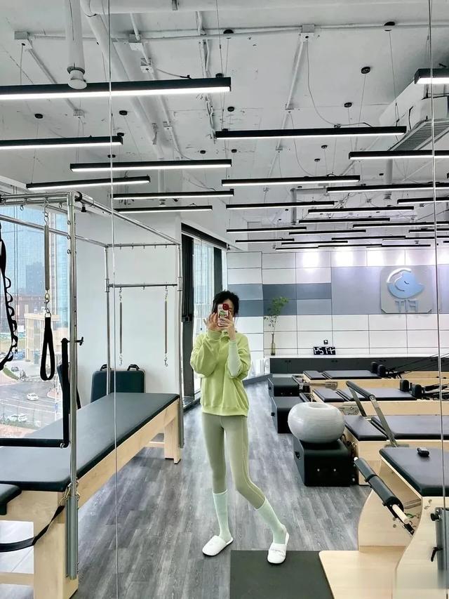 瑜伽练习让我感觉自己像个橡皮筋，只是没有被拉得那么长