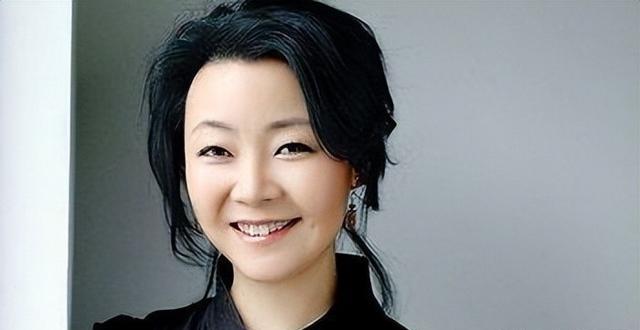 他爱慕萨日娜20年，先后娶两任娇妻，老来得子又离婚，62岁太凄惨