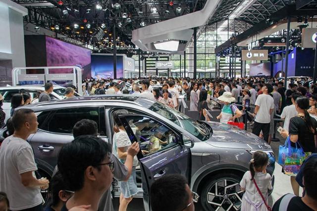 新势力十一长假爆单:华为、理想订单超2万,小鹏活过来了