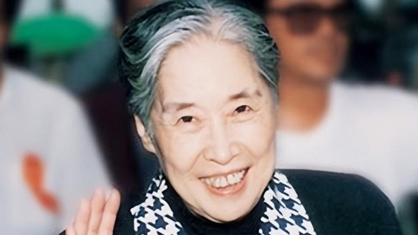 演得太像林彪，王光美拒绝与他握手：与他握手，过不了我心中的那道坎