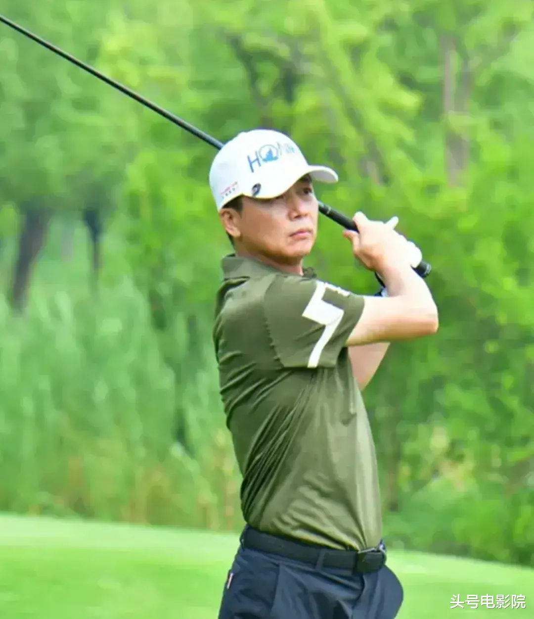 张嘉益王宝强组高端局!王志文带儿子打高尔夫,看懂啥是上流圈层