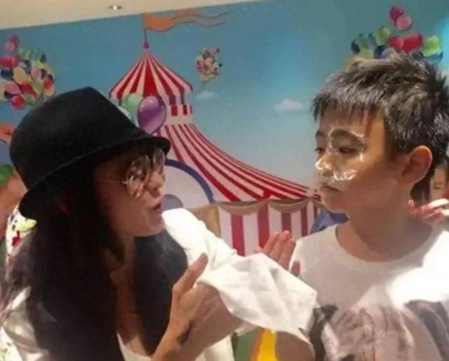 “锋芝恋”离婚12年罕见合体，张柏芝带儿子回家，谢霆锋兴奋下厨