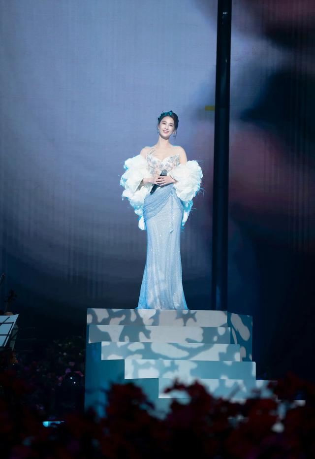 黄圣依春晚舞台淡蓝色薄纱裙超美!