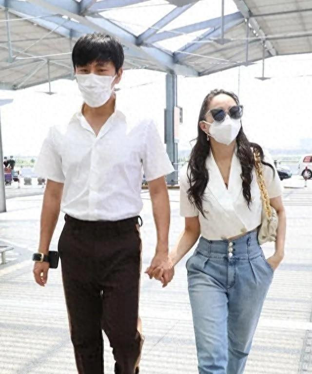 伊能静秦昊走机场，短西装配牛仔裤打扮洋气，比小10岁老公还显嫩