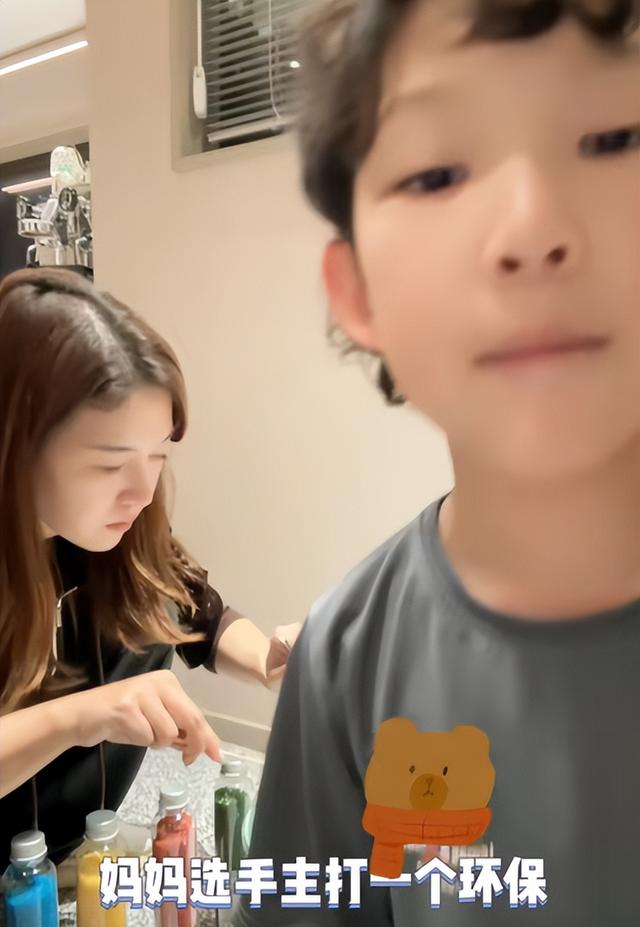 老舅宝石父亲节晒一家大合照,妻子酷似张柏芝,10岁儿子卷发帅气