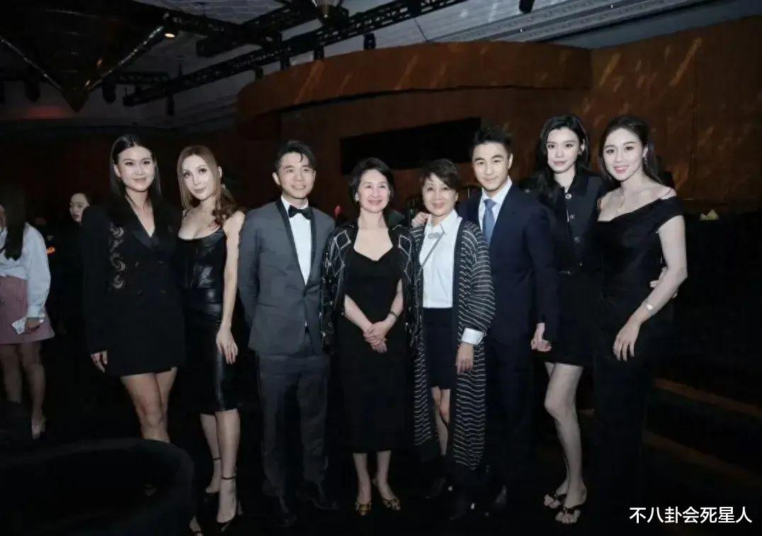 一张大合照看出赌王家族地位，何超琼四太都要让位，站C位的是她