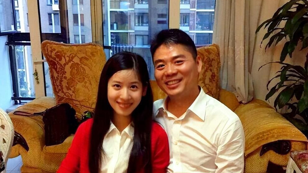 章泽天现实长啥样？路人镜头才是照妖镜，终于理解强哥当年的话！