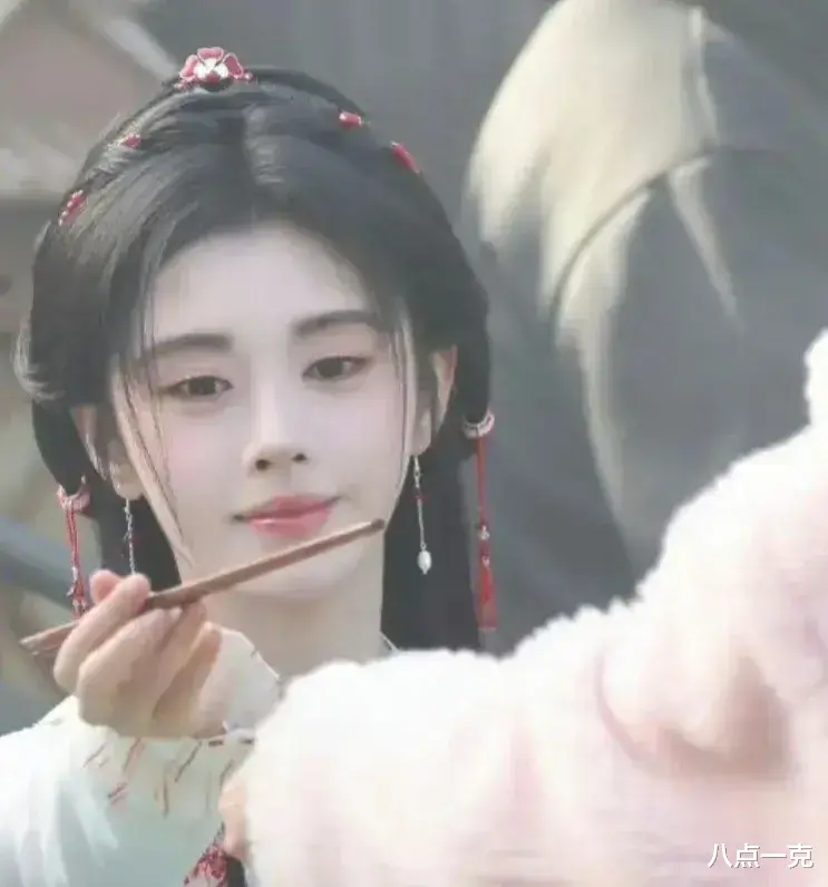 鞠婧祎半永久万人嫌!网友为其P掉胎毛刘海后,大脸盘子一览无遗