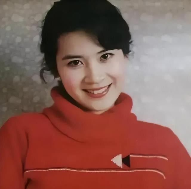她是国家一级演员，正军级待遇，33岁离婚至今单身，66岁气质不凡