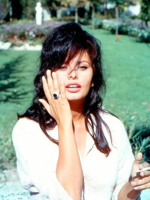 “小辣椒”千金击败张艺谋任达华等明星女儿，成巴黎舞会最美名媛