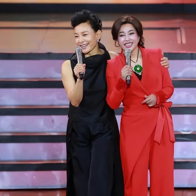 65岁陈冲与73岁刘晓庆合影：一个自然老真优雅，一个塑料脸好减龄