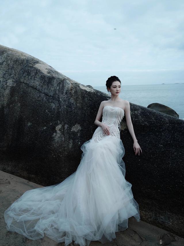 苗苗亮相金鸡奖,身穿珍珠礼服好亮眼,作为三胎妈状态也太好了吧