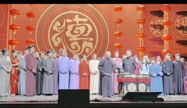 2025德云社封箱演出上热搜了!台上近百人比不了一个张云雷