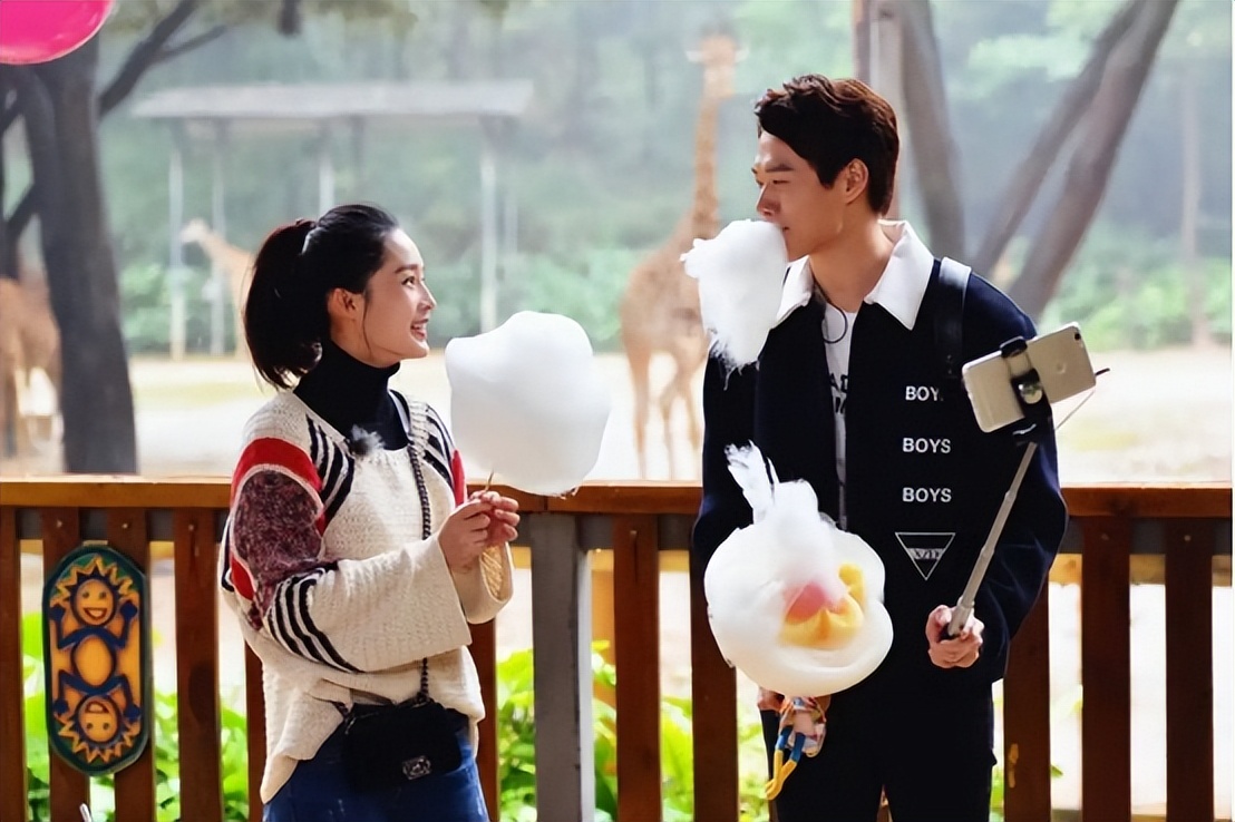 魏大勋让李沁开车，看看李沁掏出了什么？直接把魏大勋吓蒙了