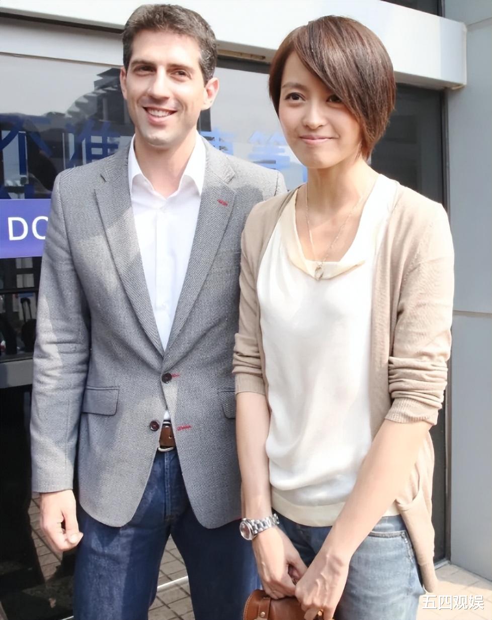 47岁梁咏琪开演唱会,外籍老公献花献吻,混血女儿的颜值引发热议