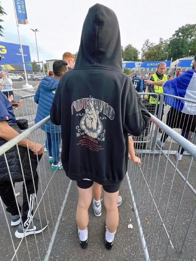 全智贤的全家福首曝光,8岁长子身高1米7,6岁次子继承妈妈美貌