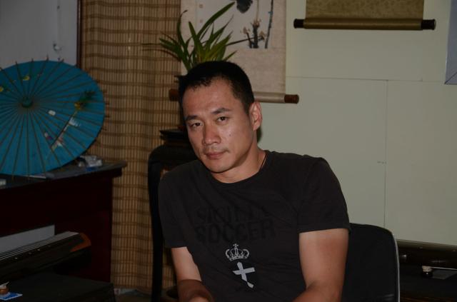 54岁“武松”丁海峰曝光:在美国树林砍柴烤肉,美国豪宅尽显气派