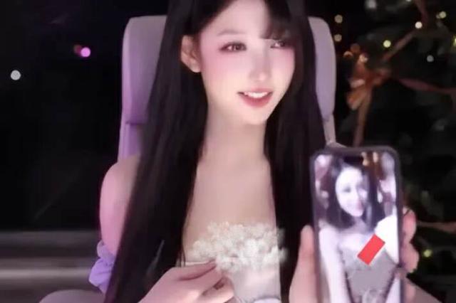 米娜展示未成年时期美照，自称高中就去干兼职了，网友称赞有天赋