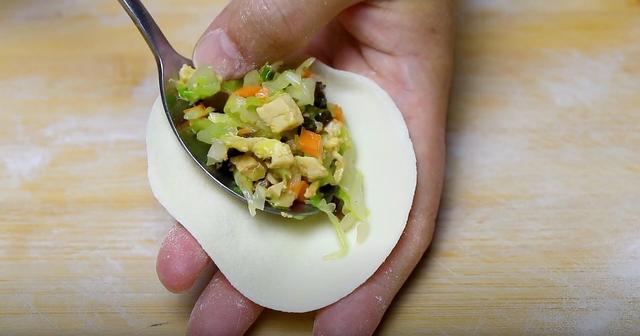 秋天到了多吃这馅饺子,教你调馅方法,鲜嫩营养不油腻,太香了