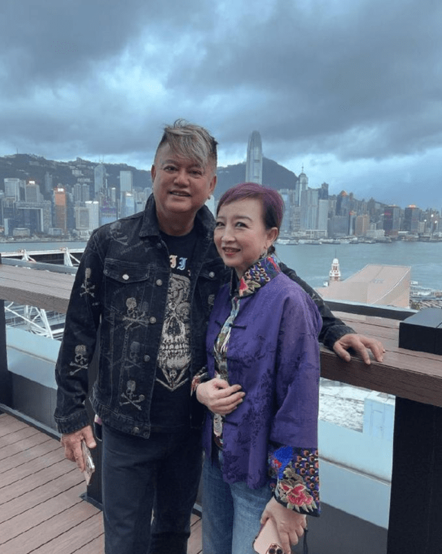 74岁陈百祥庆结婚45年!与娇妻黄杏秀合体秀恩爱,一生无子无牵挂