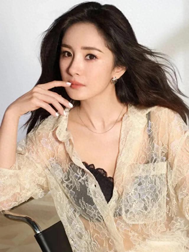 杨幂每一次的维密宣传美图,都是稳定发挥!