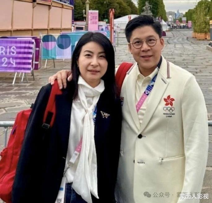 郭晶晶儿女齐心协力帮外婆抬行李,外婆欣慰露出慈笑