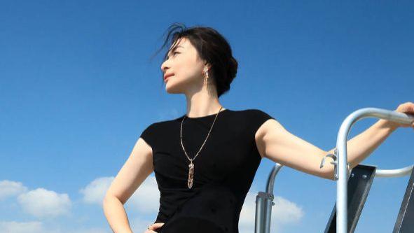 郭晶晶说：我一打扮霍启刚就怕我跑了！看到她拍的大片后，我信了