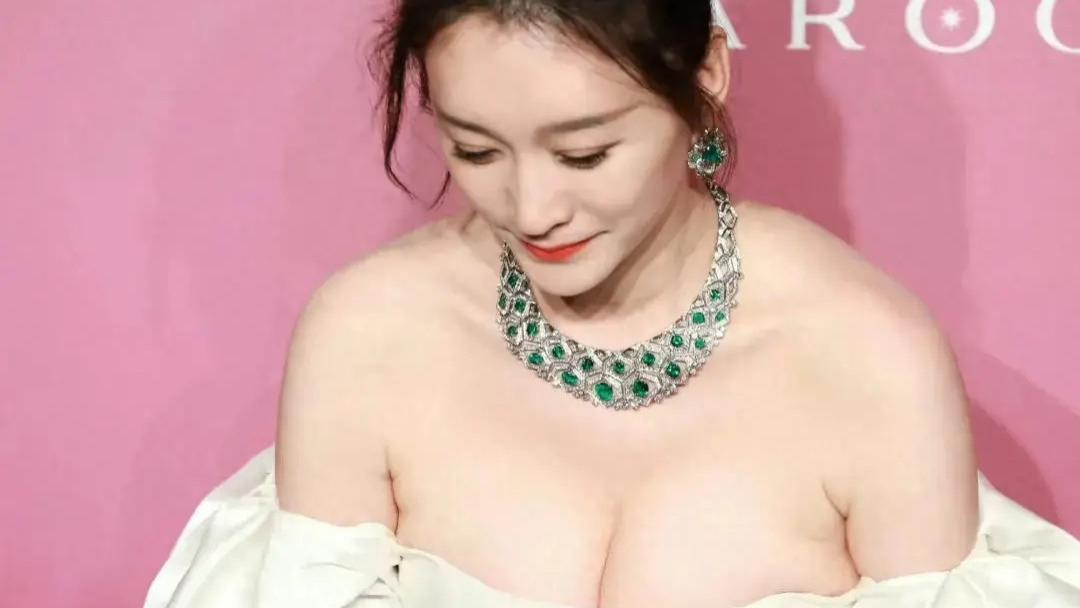 李小冉宝格丽活动红毯造型，太惊艳了！果然长公主才是绝美！