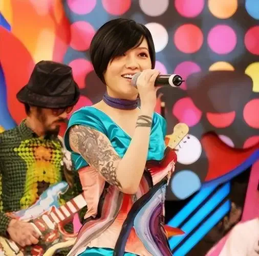 “最另类”天后，为男友摘子宫，剃寸头打舌钉，47岁的范晓萱活成这样……