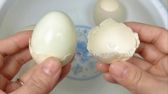 煮鸡蛋最忌冷水下锅?只需多加一步做法,鲜嫩不破壳,营养不流失