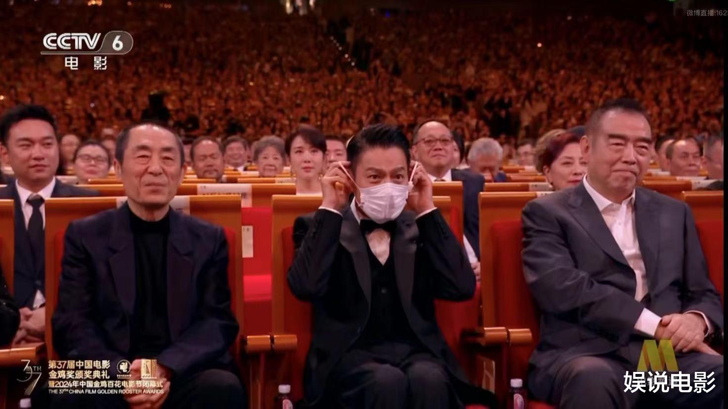 金鸡奖颁奖晚会刘德华戴口罩，只有上台没戴，原来为了演唱会
