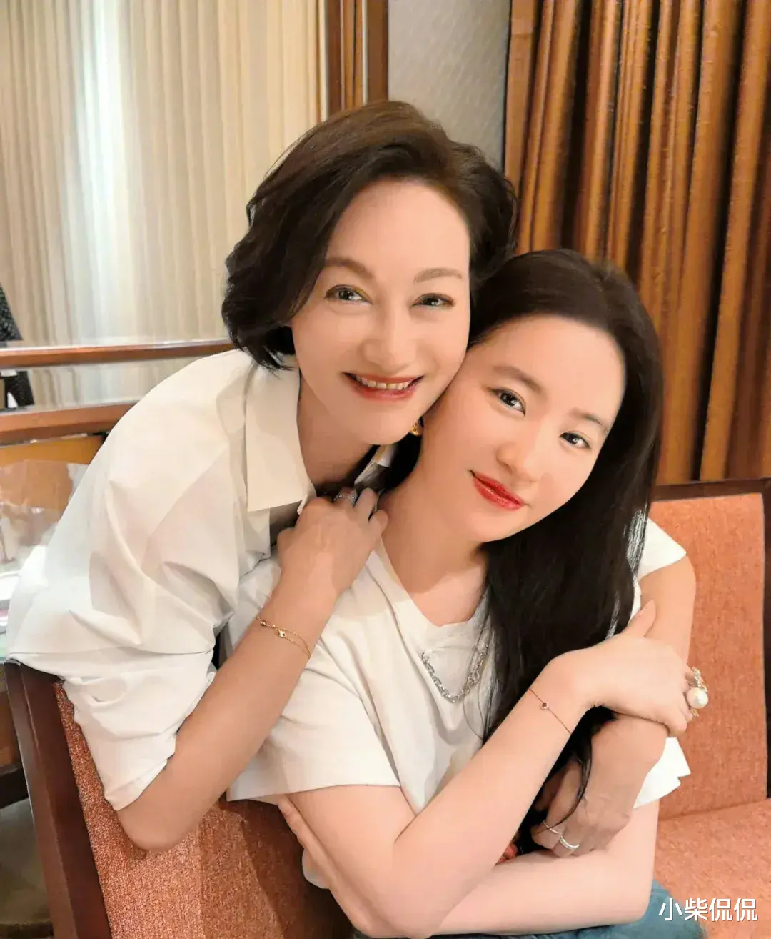 刘亦菲晒生日聚餐照,暴露强大人脉,这些大佬原来都是她的闺蜜!